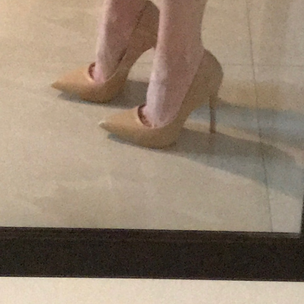 Nude pumps